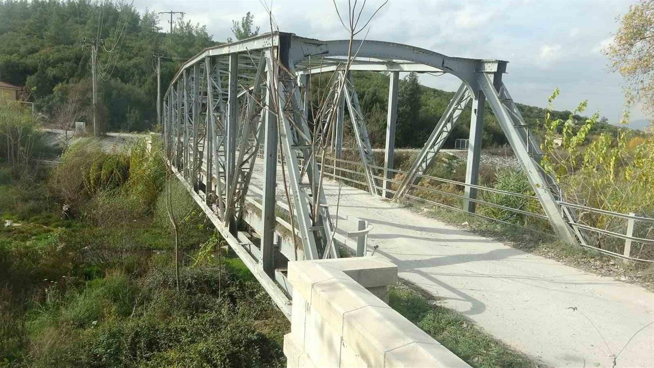 Muğla Yatağan'da 1919 yılında inşa edilen tarihi köprü, restorasyonla yeniden kullanıma açıldı.