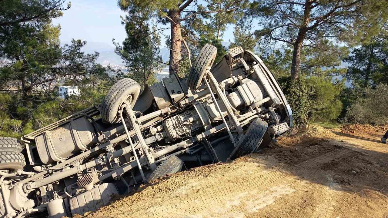 Hatay Belen'de Uçuruma Düşen Hafriyat Kamyonunun Sürücüsü Yaralandı