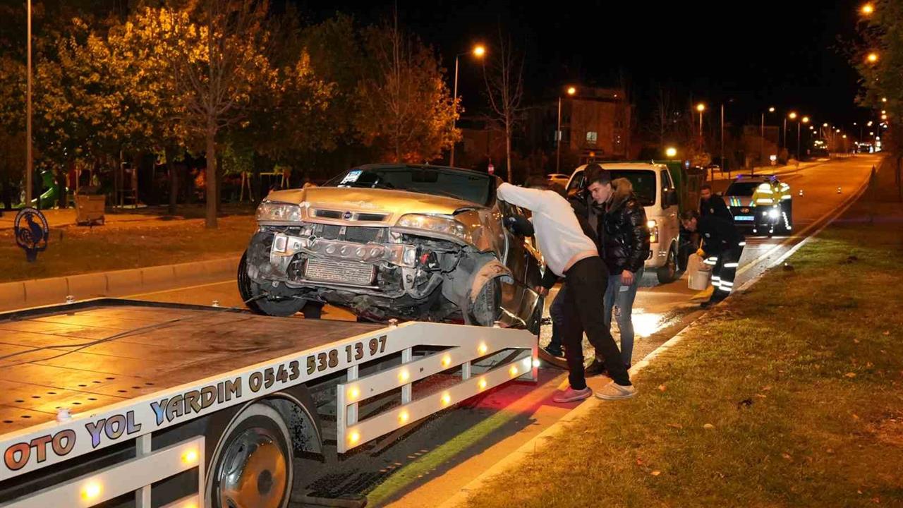 Denizli Pamukkale'de Direksiyon Hakimiyetini Kaybeden Araç Kaldırıma Çarptı