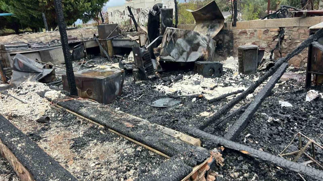 Bozcaada'da Yangın Sebebiyle 16 Odalı Otel Kullanılamaz Hale Geldi