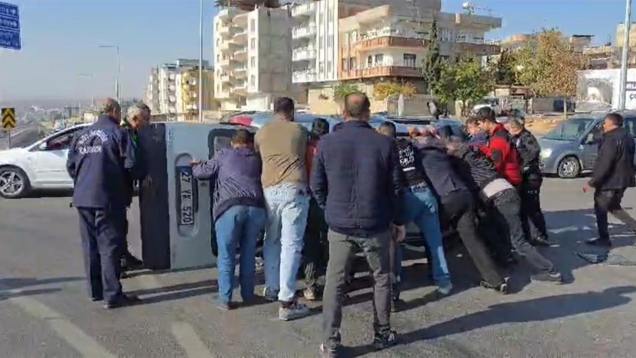 Nizip Otogar Kavşağı'nda İki Araç Arasında Çarpışma Meydana Geldi