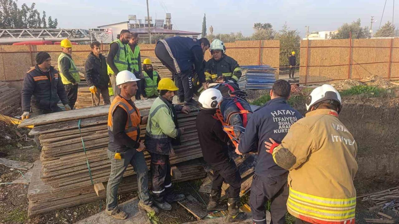 Hatay Antakya'da Çalışma Sırasında Rahatsızlanan Kule Vinç Operatörü Kurtarıldı