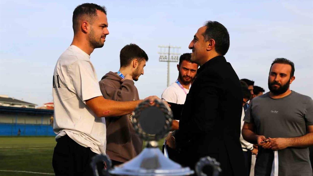Sakarya'da Düzenlenen ÜNİLİG Futbol Bölge Şampiyonası'nda Dereceye Giren Takımlara Madalyaları Verildi