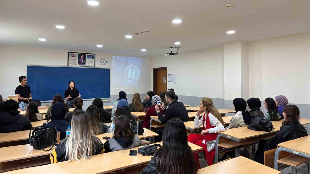 Sakarya SUBÜ'de Reklamcılıkta Analitik Düşünmenin Önemi Üzerine Etkinlik Düzenlendi
