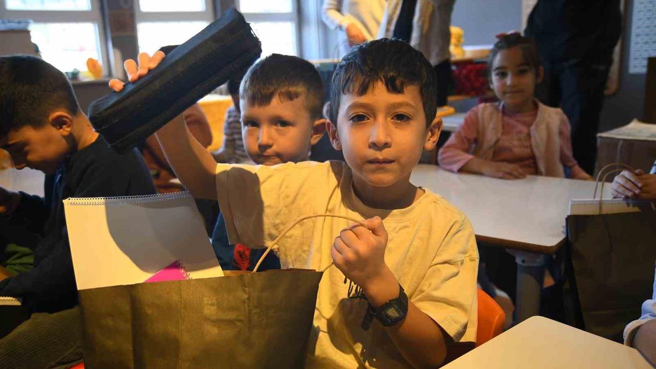 Balıkesir Sındırgı'da Depremzedelere Kırtasiye ve Spor Malzemesi Dağıtıldı