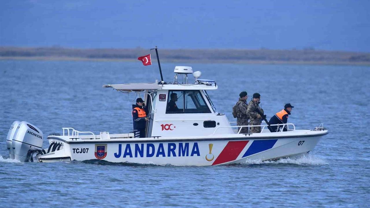 Bursa'da Yüzmek İçin Göle Giren Kişiye Sahil Güvenlik Müdahale Etti