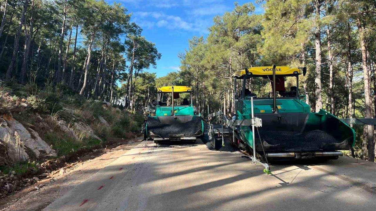 Muğla'da Ölüdeniz Hattındaki Yol Yenileme Çalışmaları Devam Ediyor