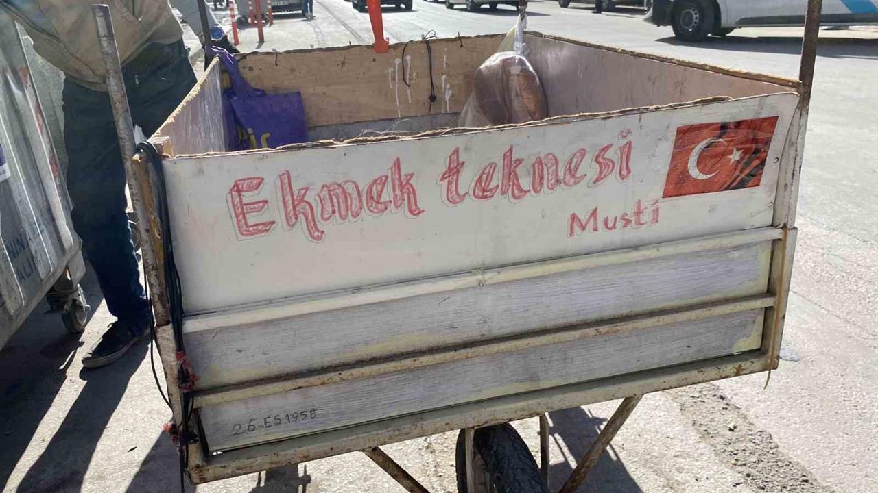 Eskişehir'de Her Gün Ekmek Teknesiyle Atık Malzeme Toplayan Mustafa Uludağ