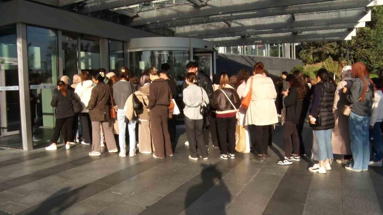 İstanbul Bakırköy'deki Alışveriş Merkezinde İndirimler Nedeniyle Yoğun Kalabalık Oluştu