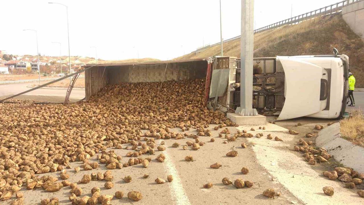 Kırşehir'de Pancar Yüklü Kamyonun Devrilmesi Sonucu Yola Pancarlar Döküldü