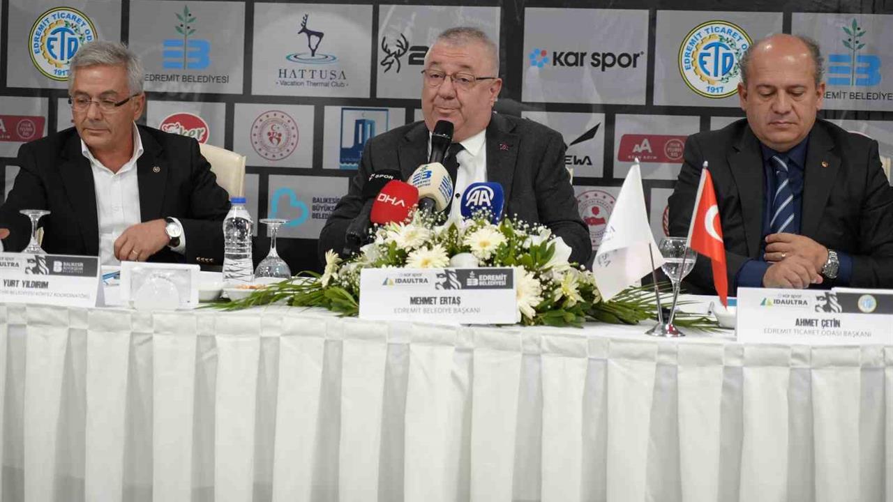 Balıkesir Edremit'te Kar Spor İda Ultra İçin Basın Toplantısı Düzenlendi
