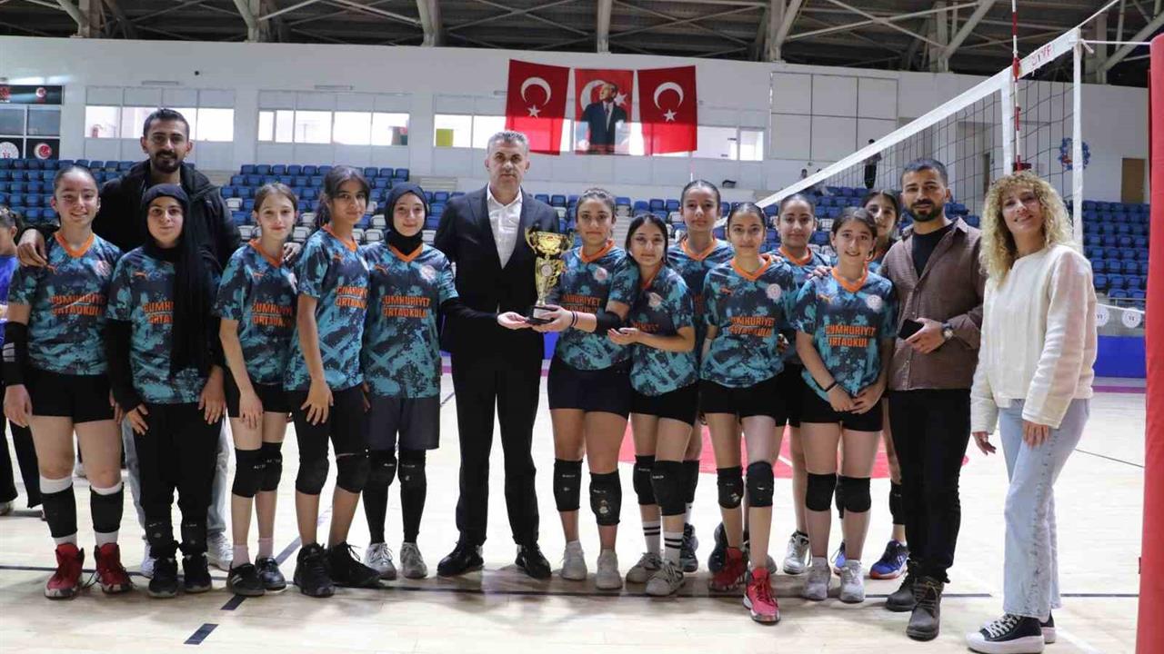 Hakkari'de Yıldız Kızlar Voleybol İl Birinciliği Finali Gerçekleşti