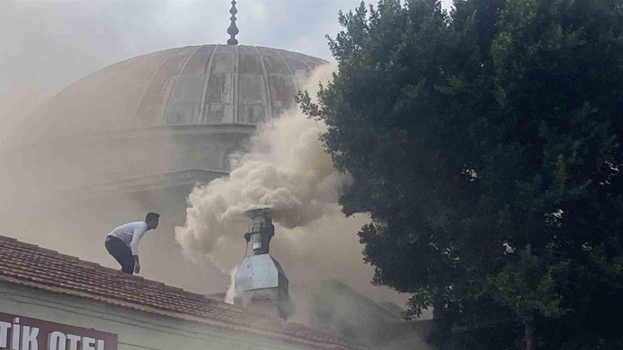 Antalya'da Bir Restoranda Çıkan Yangın, Sokağı Dumanla Kapladı