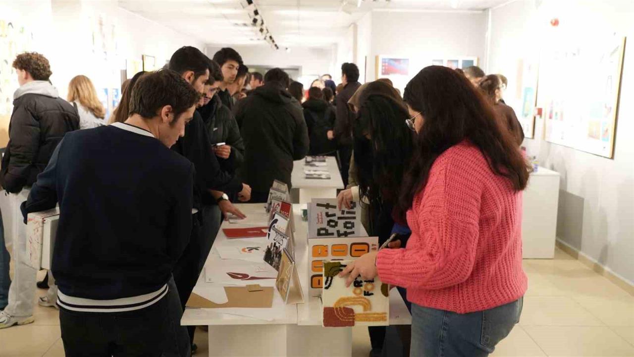 Karabük'te Grafik Tasarımı Bölümü Öğrencileri Yeteneklerini Sergiledi