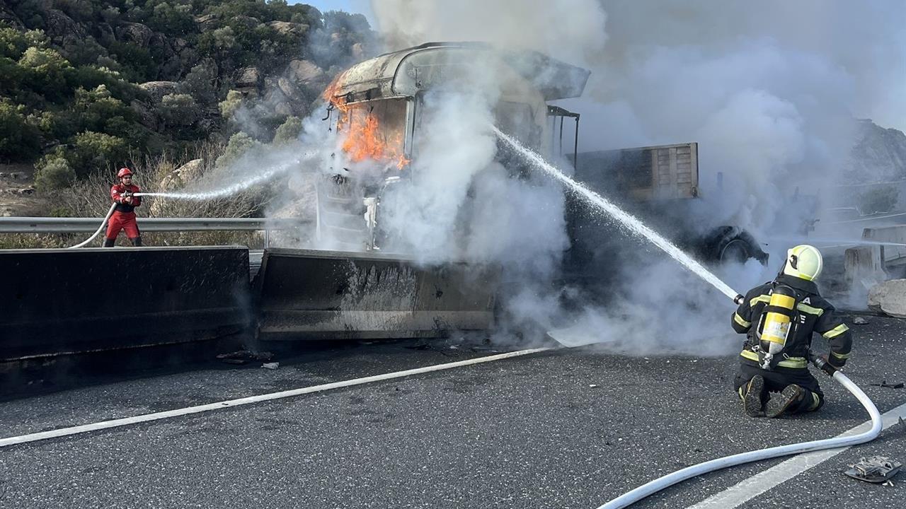 Muğla Aydın Karayolu'nda Meydana Gelen Tır Yangınında Araç Kullanılamaz Hale Geldi