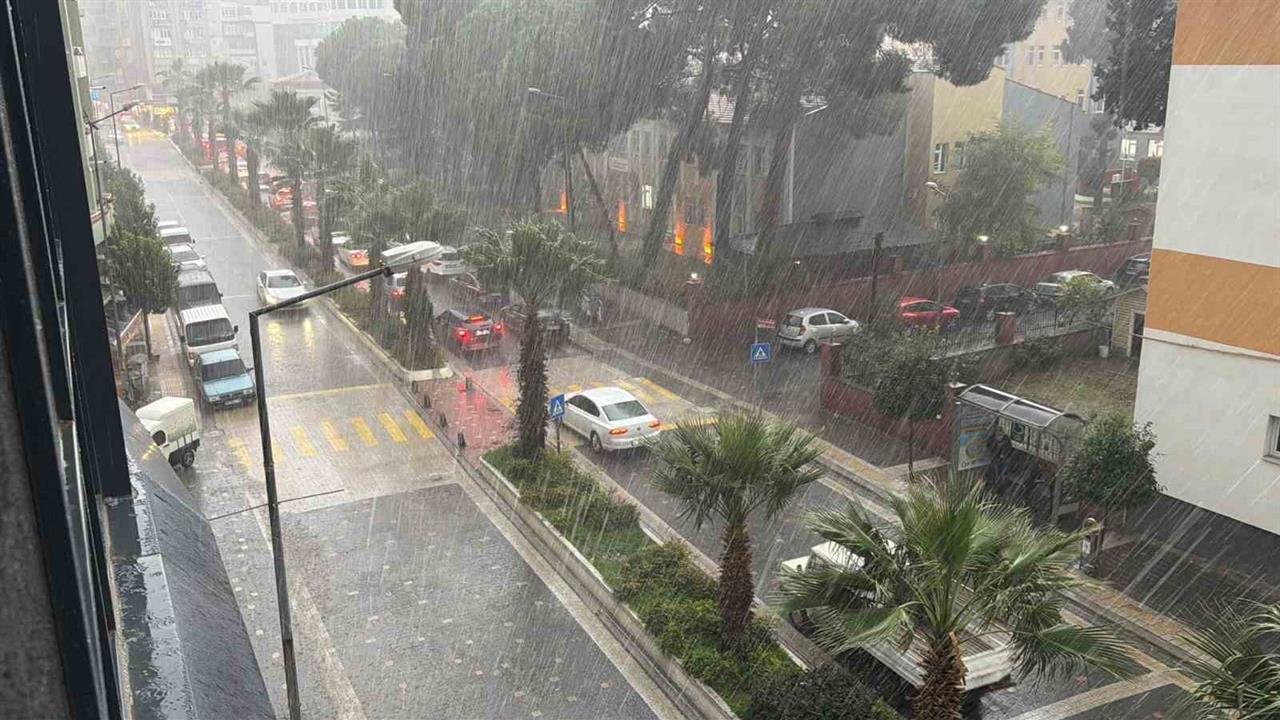 Balıkesir Edremit'te Kuvvetli Sağanak Yağışlar Nedeniyle Dikkatli Olunmalı