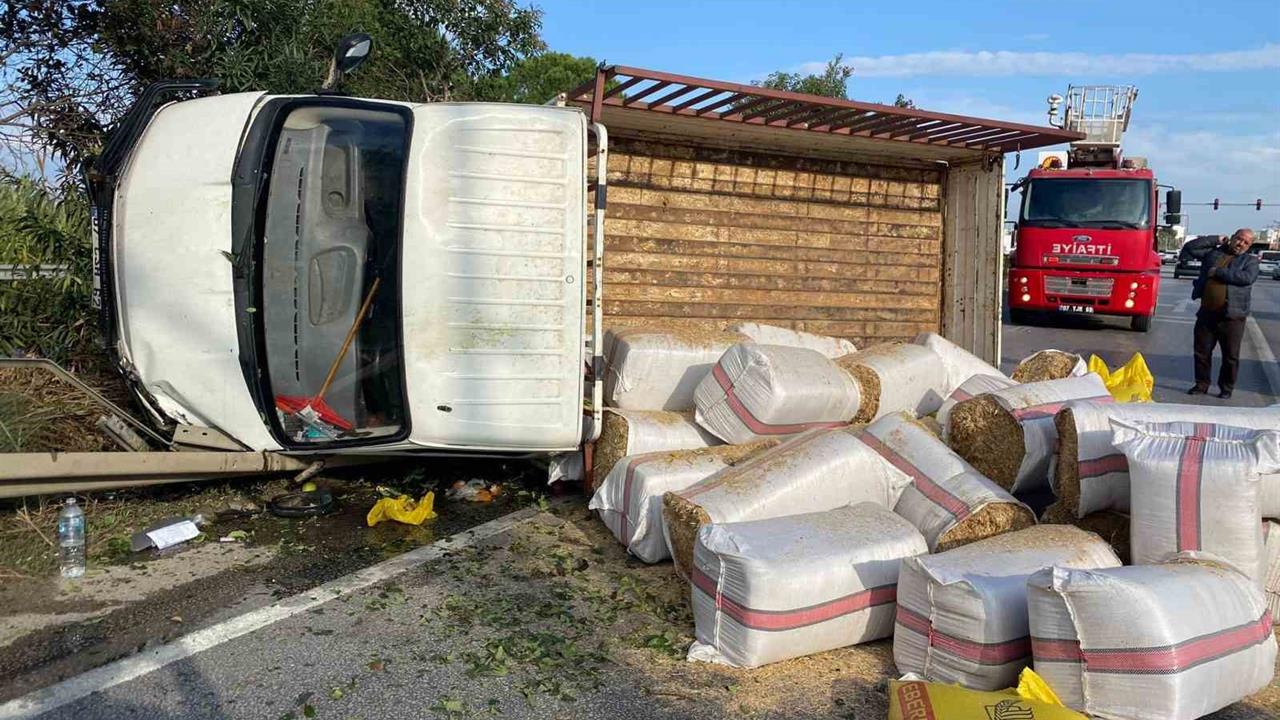 Antalya Serik'te Saman Yüklü Kamyonetin Devrilmesi Sonucu Yol Trafiğe Kapandı
