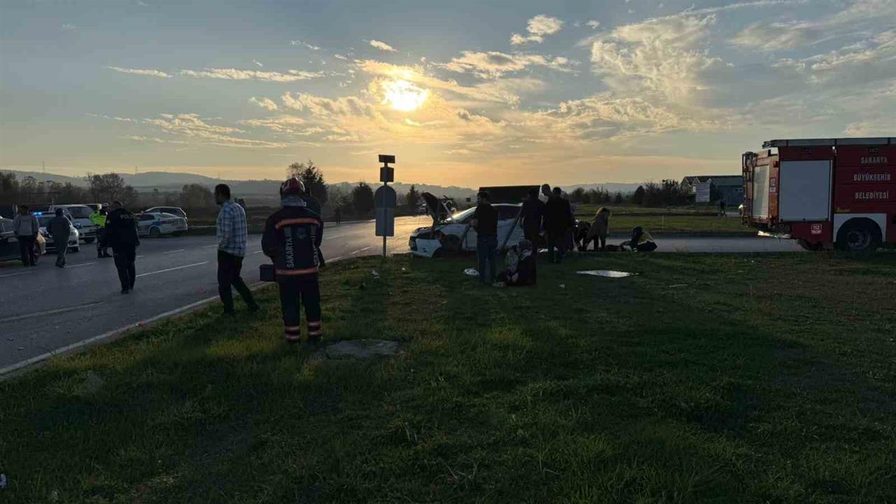 Sakarya Kaynarca'da İki Araç Çarpıştı, 6 Kişi Yaralandı