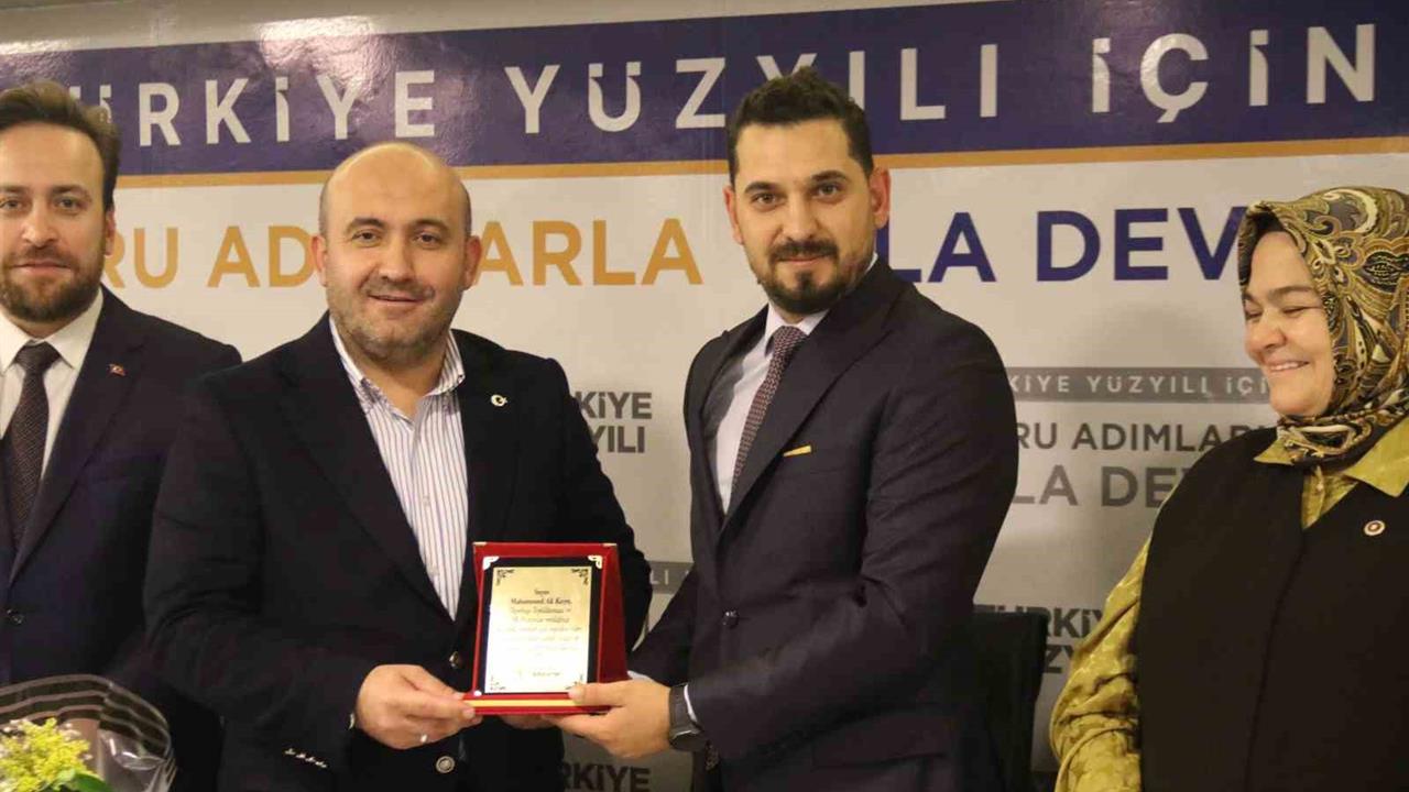 Eskişehir Tepebaşı'nda AK Parti İlçe Başkanlığı Görevini Serhat Tunç Devraldı