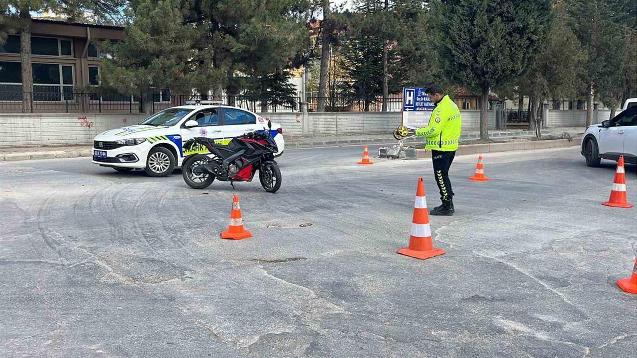 Kütahya Tavşanlı'da Motosiklet ve Otomobil Çarpıştı, 1 Yaralı