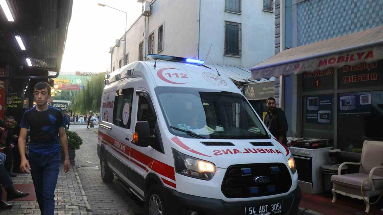 Sakarya Adapazarı'nda Marketten Ürün Çalmaya Çalışan Şahıs Yüksekten Düşerek Yaralandı