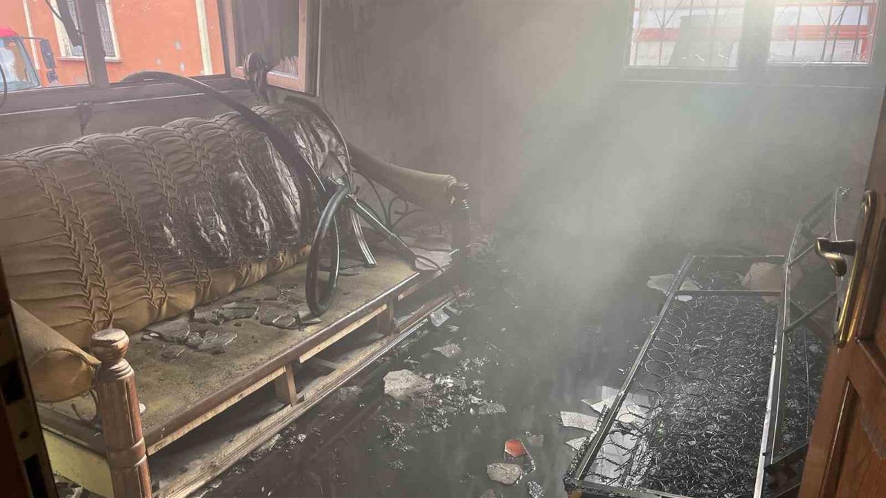 Ordu Ünye'de Metruk Bir Evde Çıkan Yangın İtfaiye Ekipleri Tarafından Söndürüldü