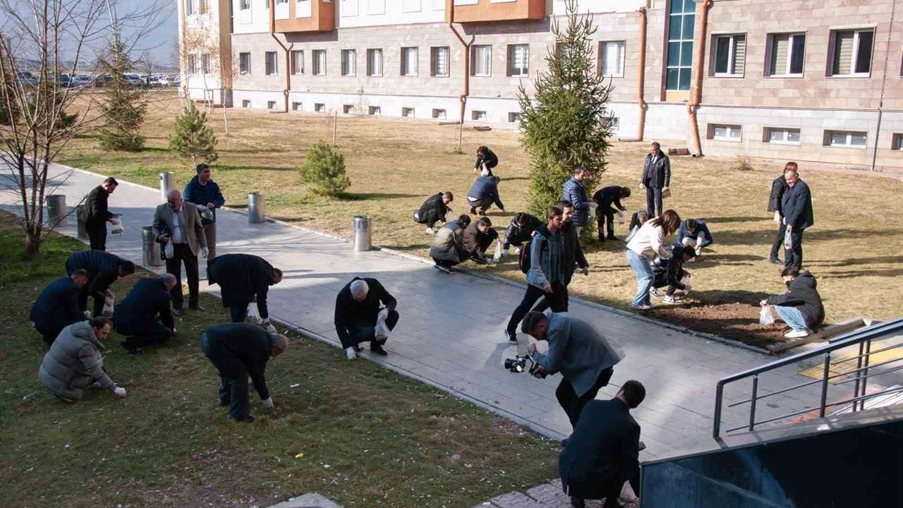 Erzincan Binali Yıldırım Üniversitesi'nde Çevre Temizliği İçin Etkinlik Düzenlendi
