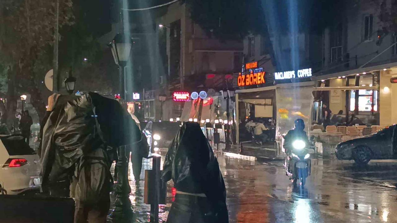 Tekirdağ'da Akşam Saatlerinde Yağışlar Şiddetlendi ve Hayatı Olumsuz Etkiledi