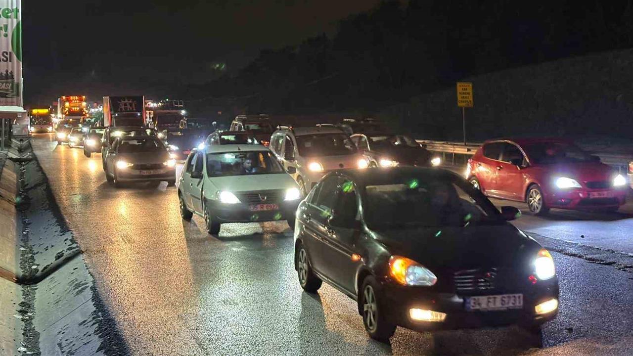 İstanbul Arnavutköy'de İSKİ'nin Yolu Kazması Sürücüleri Zor Durumda Bıraktı