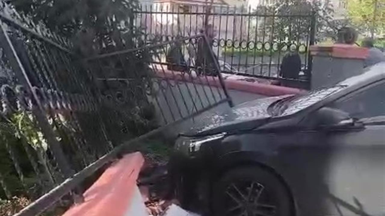 Kocaeli Dilovası'nda Park Halindeki Araç Bahçe Duvarına Çarptı