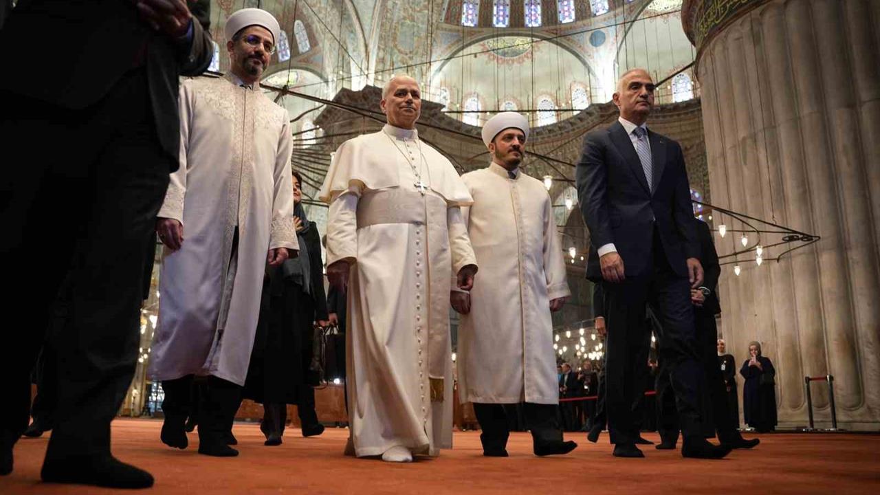 Papa 14. Leo İstanbul'da Sultanahmet Camii'ni Ziyaret Etti