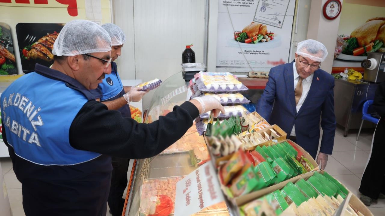 Akdeniz Zabıtasından Kapsamlı Gıda Güvenliği Operasyonu: Et ve Et Ürünleri Özel Olarak İncelendi!