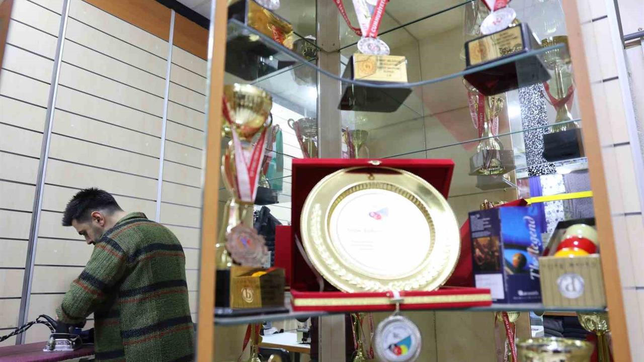 Elazığ'da Gündüz Terzi Olan Akşam Bilardo Şampiyonu Lokman Korucu, Hem İşini Hem Hobisini Seviyor.