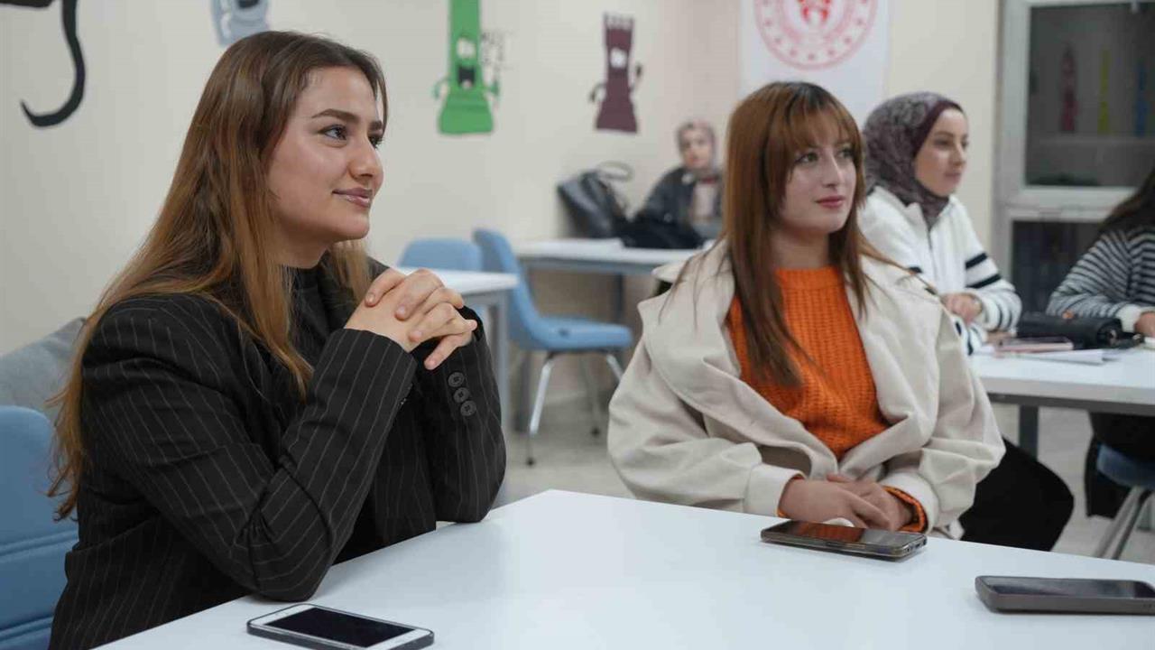 Muş'ta Gençlik Merkezi'nde Açılan Diksiyon Kursuna Yoğun İlgi Var