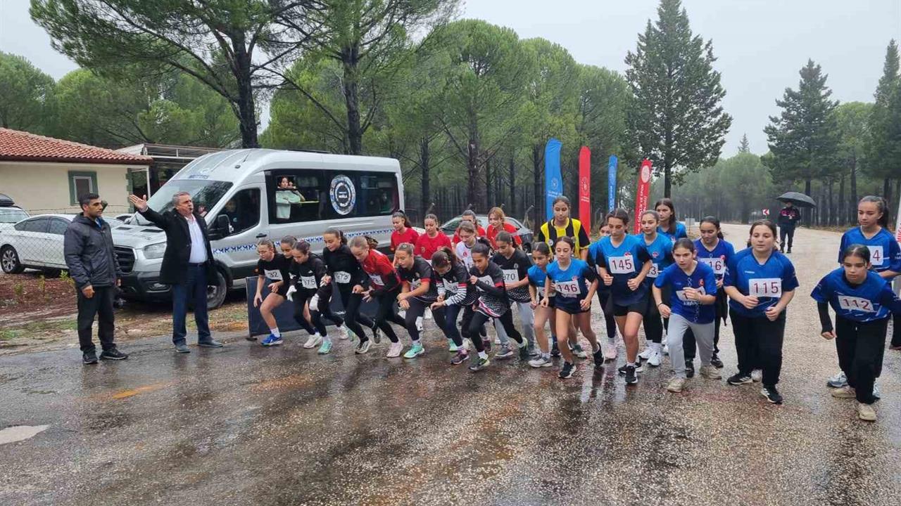 Muğla Ula'da Gerçekleşen Okul Sporları Kros İl Birinciliği'nde 130 Sporcu Yarıştı