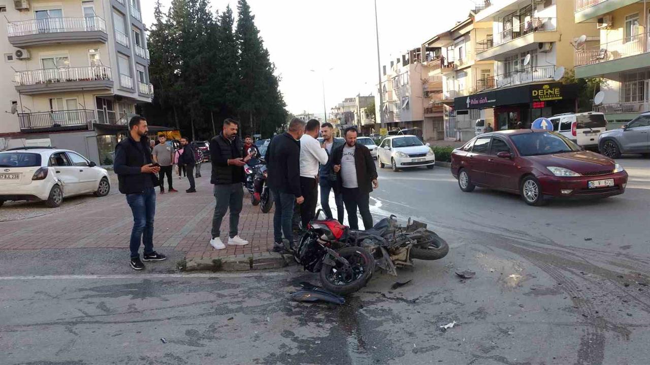 Antalya Manavgat'ta Motosikletin Otomobile Çarpması Sonucu Sürücü Yaralandı