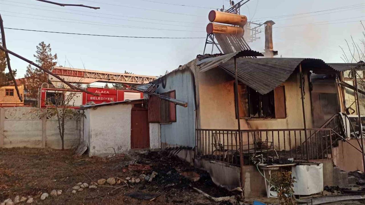 Çorum Alaca'da Yangın Nedeniyle Bir Ev Kullanılamaz Hale Geldi