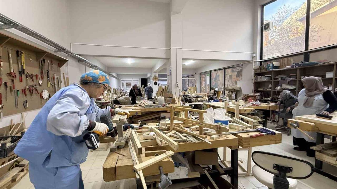 Çorum'da Kadınlar İçin Açılan Ahşap Atölyesi, Üretim ve Eğitim İmkanları Sunuyor.