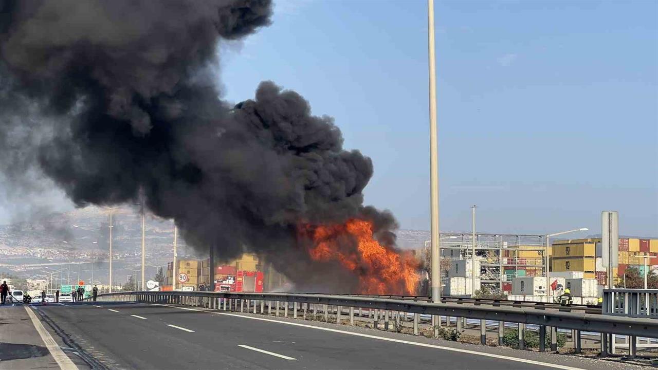 Mersin Toroslar'da Mazot Yüklü Tanker Yangını İki Saat Süren Mücadeleyle Söndürüldü