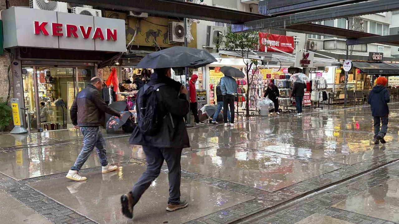 İzmir'de Sağanak Yağışlar, Kent Genelinde Etkili Olmaya Devam Ediyor