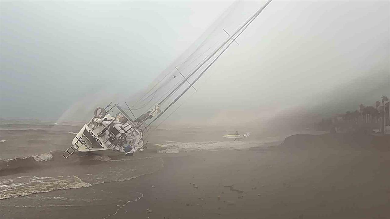 Marmaris'te Fırtına ve Sağanak Yağmur Nedeniyle 3 Tekne Kıyıya Vurdu