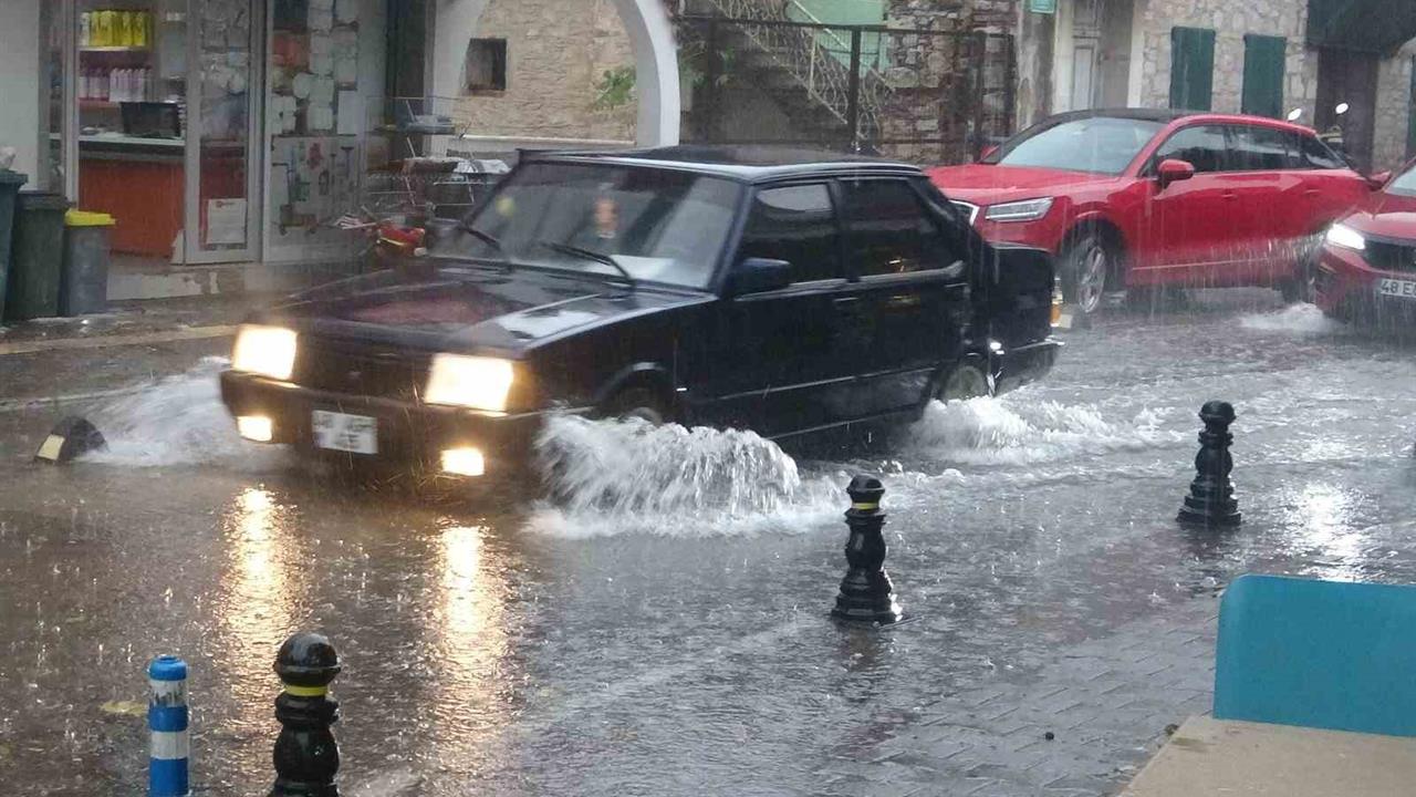 Muğla Menteşe'de Yaşanan Şiddetli Yağış ve Dolu Hayatı Olumsuz Etkiledi