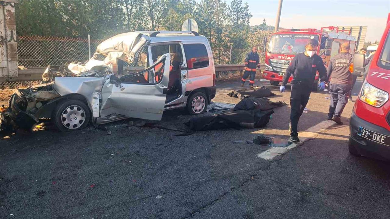 Mersin Tarsus'ta Gerçekleşen Trafik Kazasında 3 Kişi Hayatını Kaybetti, 3 Kişi Yaralandı