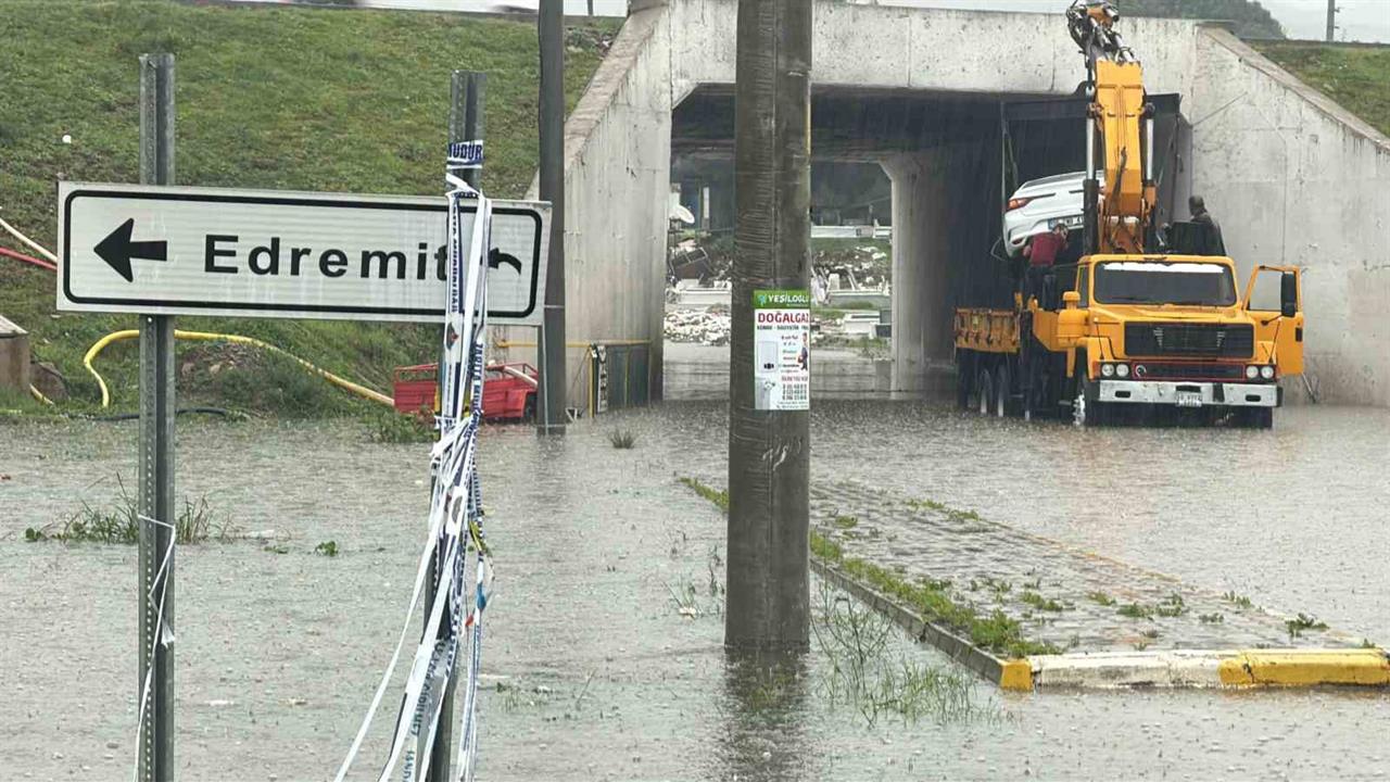 Balıkesir Edremit'te Süren Sağanak Yağış Hayatı Olumsuz Etkiledi