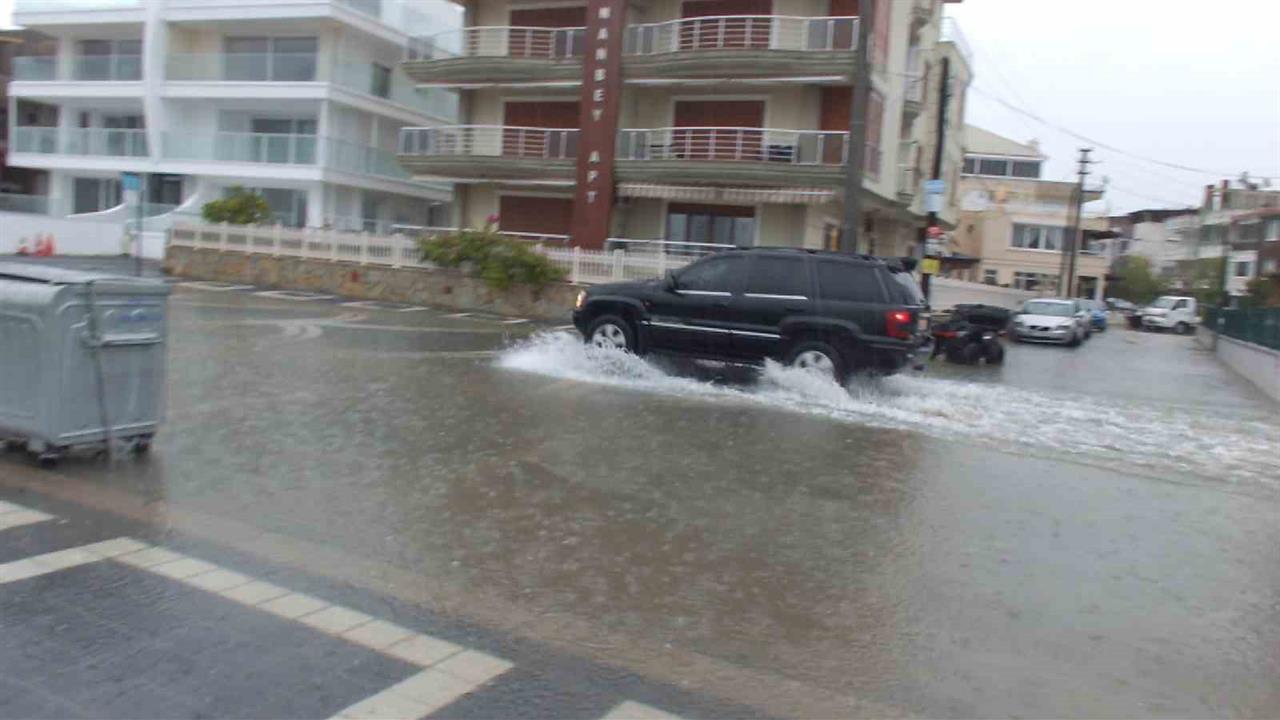 Balıkesir Burhaniye'de Sağanak Yağış Yolları Göle Döndürdü, Bazı Evlerin Bodrumları Su Bastı
