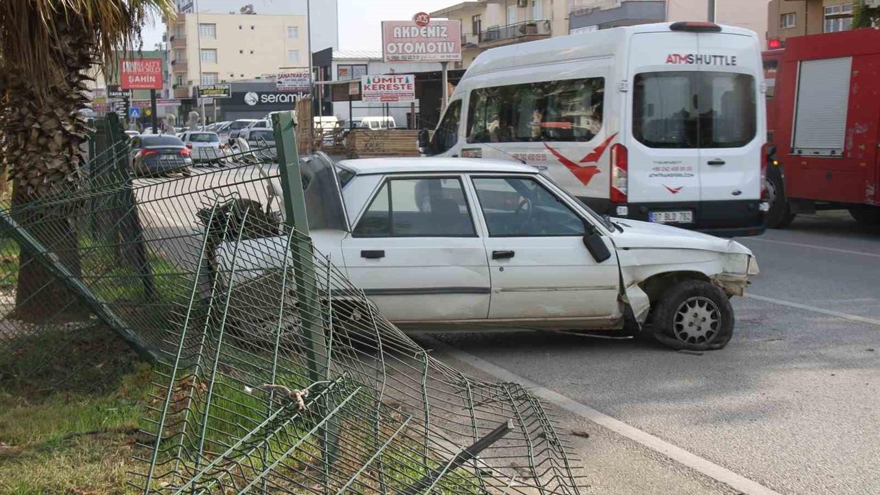 Antalya Serik'te Kontrolden Çıkan Otomobil Bariyerlere Çarparak Durdurdu