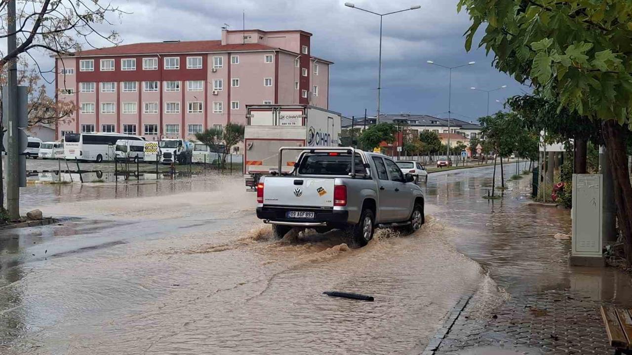 Didim Aydın'da Yaşanan Şiddetli Yağışlar Günlük Hayatı Olumsuz Etkiledi