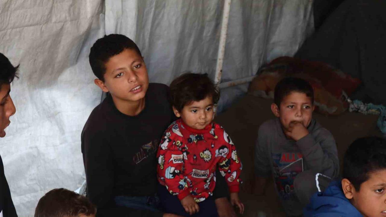 Gazze'de 5 Oğlunu Kaybeden Kadın, 36 Torununa Bakıyor