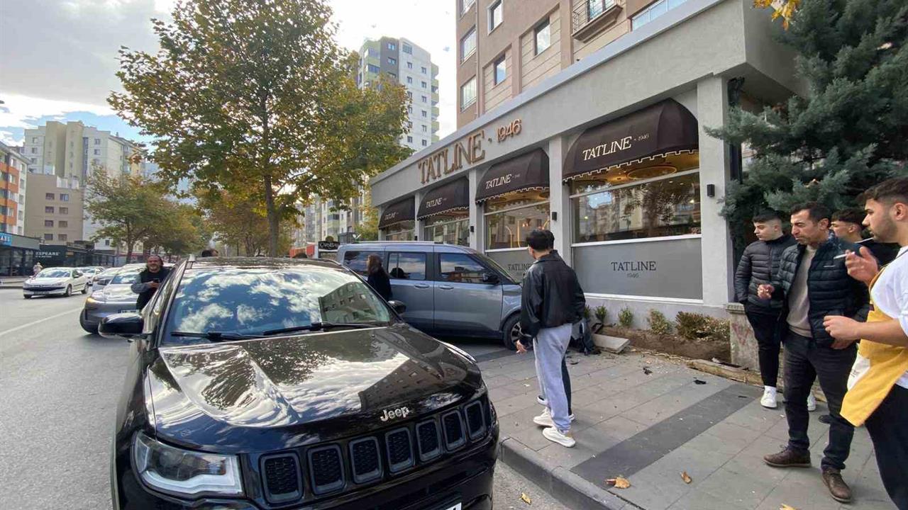 Kayseri Talas'ta Hafif Ticari Araç ve Jeep Çarpıştı