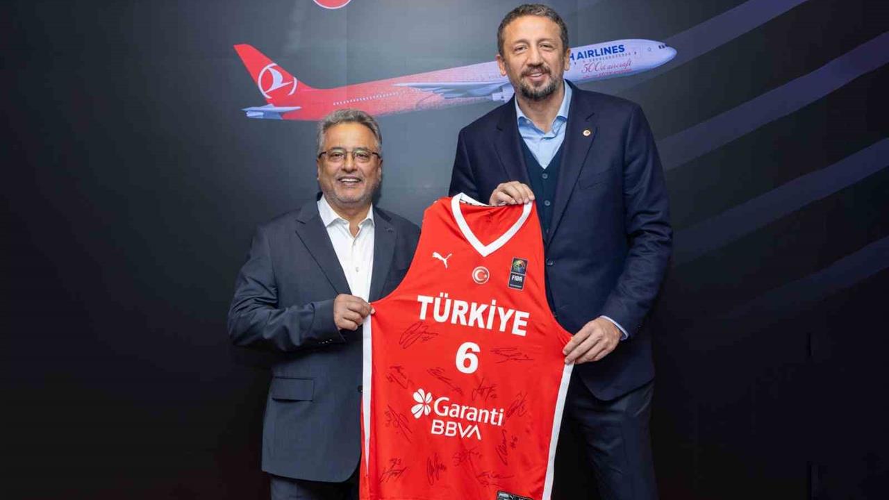 Ahmet Bolat, İstanbul'da Basketbol Federasyonu Başkanı ile görüşerek destek mesajı verdi.